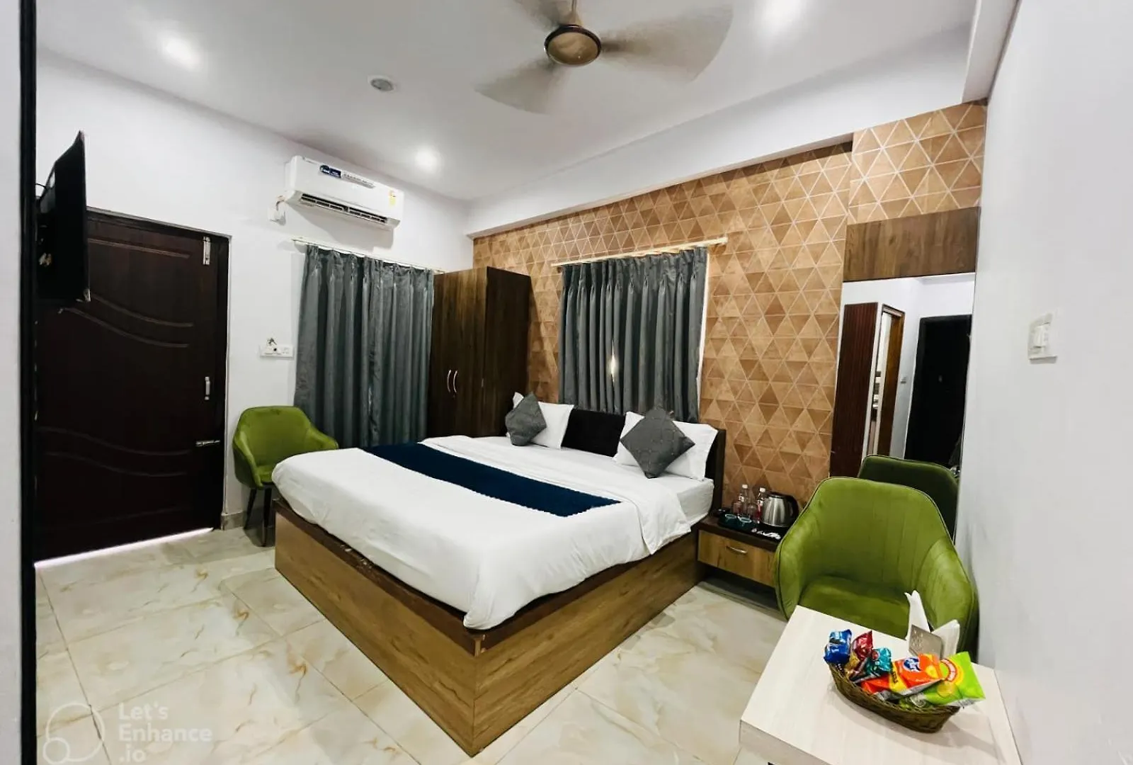 !! Varanasi Hotel Vinayak Grand -Near Kasi Vishwanath Temple & Ganga River - 300M Sankat Mochan Hanuman Temple #Fully Air Conditioning #Free Wi-Fi #Parking #Lift #Room Service #Premium Hotel In Varanasi !!