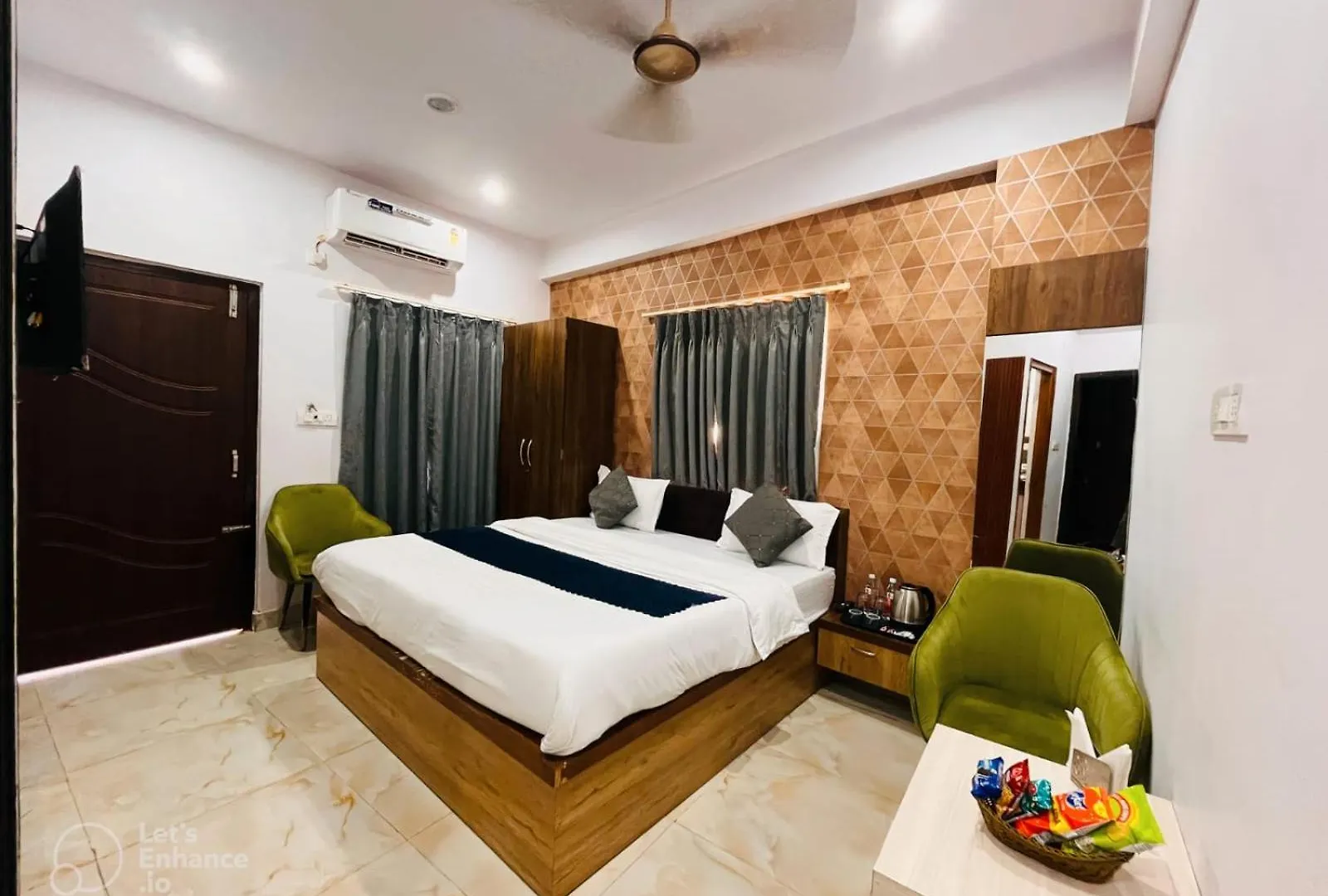 !! Varanasi Hotel Vinayak Grand -Near Kasi Vishwanath Temple & Ganga River - 300M Sankat Mochan Hanuman Temple #Fully Air Conditioning #Free Wi-Fi #Parking #Lift #Room Service #Premium Hotel In Varanasi !!